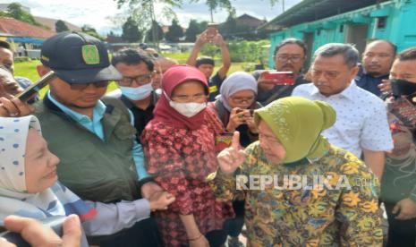 Momen Menteri Sosial (Mensos) Tri Rismaharini bersujud di hadapan salah seorang guru sekolah luar biasa (SLB) Pajajaran Sofi di kawasan Balai Wyata Guna, Jalan Pajajaran, Kota Bandung, Selasa (21/2/2023). Saat berdialog tentang masalah SLB Pajajaran, nada bicara Mensos sempat meninggi bahkan sempat bersujud yang membuat guru SLB menangis. 