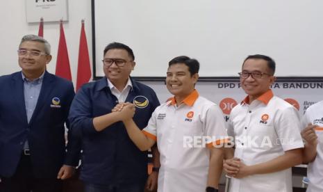 Ketua DPD Nasdem Kota Bandung dan Ketua DPD PKS Kota Bandung resmi berkoalisi di Pilkada Bandung (tengah), Senin (20/5/2024). Turut hadir bakal calon Wali Kota Bandung M Farhan, Rendiana Awangga, Asep Mulyadi dan Siti Muntamah.