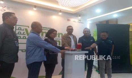 Staf Khusus Menteri BUMN Arya Sinulingga (ketiga dari kiri), Staf Ahli Bidang Keuangan dan Pengembangan UMKM Kementerian BUMN Loto Srinaita Ginting (kedua dari kiri), Direktur Utama PT Pegadaian Damar Latri Setiawan (kedua dari kanan) saat meresmikan vending machine UMKM di kantor Pegadaian, Gedung Kenari, Jalan Salemba Raya, Jakarta, Rabu (5/6/2024).