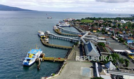 Foto udara sejumlah kapal melakukan bongkar muat kendaraan di Pelabuhan Ketapang Banyuwangi, Jawa Timur, Selasa (11/4/2023). 