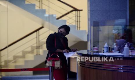 Presenter Brigita Purnawati Manohara berjalan usai diperiksa di Gedung Merah Putih KPK, Jakarta, Senin (25/7/2022). Brigita diperiksa penyidik KPK sebagai saksi terkait kasus dugaan suap dan gratifikasi sejumlah proyek di Mamberamo Tengah, Papua yang menjerat Bupati Ricky Ham Pagawak. Namun, KPK gagal menangkap Ricky yang kabur ke Papua Nugini pada 14 Juni lalu dan saat ini KPK telah memasukan Ricky ke dalam daftar pencarian orang (DPO). Republika/Thoudy Badai