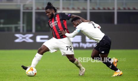 Franck Kessie (kiri) dari AC Milan.