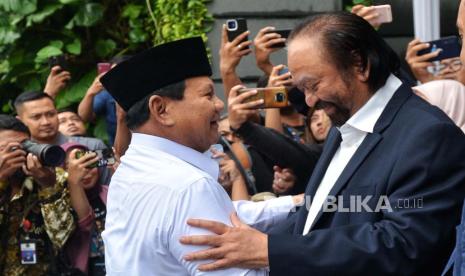 Presiden terpilih Prabowo Subianto disambut Ketua Umum Partai Nasden Surya Paloh saat tiba di Nasdem Tower, Jakarta, Jumat (22/3/2024). Prabowo Subianto  melakukan silaturahmi dengan Ketua Umum partai Nasdem Surya Paloh usai ditetapkan sebagai Presiden terpilih dalam Pemilu 2024 pada Rabu (20/3) lalu.