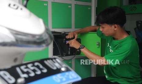 Pekerja sedang menganti baterai motor listrik ECGO 3 pada Stasiun Pengisian Listrik di Jakarta, Senin (13/11/2023). Motor listrik ini telah memperoleh sertifikasi Tingkat Komponen Dalam Negeri (TKDN) sebesar 57,89% dari Kementerian Perindustrian dalam memenuhi standar industri nasional. 