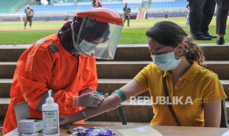 Petugas medis mengecek kesehatannya dengan mengambil sampel  darah dengan metode rapid test (pemeriksaan cepat) di Stadion Patriot Candrabhaga, Bekasi, Jawa Barat, Rabu (25/3/2020). Pemeriksaan yang dilakukan khusus tenaga medis di Bekasi guna memutus mata rantai penyebaran virus COVID-19