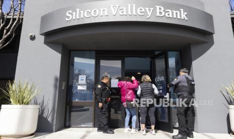 FILE - Security guards let individuals enter the Silicon Valley Bank