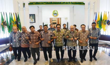 Menteri Pariwisata dan Ekonomi Kreatif (Menparekraf) Republik Indonesia Sandiaga Salahuddin Uno dan Gubernur Jawa Barat Ridwan Kamil bersama para delegasi berjalan sambil bergandengan saat Welcome Dinner dan Opening Ceremony Kongres Pemda se Asia Timur atau East Asia Local and Regional Goverment Congress (EALRGC) ke 11 tahun 2022, di halaman Gedung Sate, kota Bandung, Rabu (23/11/2022) malam. Acara tersebut dihadiri 92 delegasi dan 8 observer. Kongres akan membahas kerjasama pasca Covid, dibidang ekonomi termasuk ekonomi kreatif dan pariwisata serta kebencanaan, karena penyelenggaraan kongres tahun ini bersamaan dengan bencana gempa bumi di Cianjur.