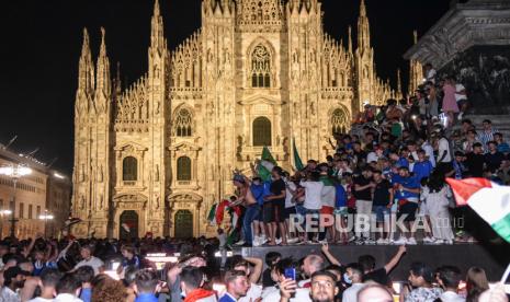 Pendukung merayakan kemenangan Kejuaraan UEFA EURO 2020 di akhir final melawan Inggris, dimainkan di stadion Wembley di London, di Milan, Italia, 11 Juli 2021.