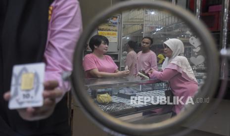 Karyawan melayani calon pembeli emas di salah satu toko emas dan perhiasan di Kota Bandung, Jawa Barat, Senin (16/10/2023).