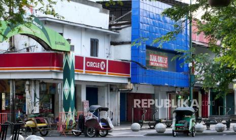 Tukang becak menunggu penumpang di kawasan wisata Malioboro, Yogyakarta, Ahad (25/7). Pengunjung ke kawasan Malioboro masih sangat sedikit, meski penyekatan masuk sudah dilonggarkan. Diketahui pada awal PPKM Darurat akses masuk kawasan Malioboro ditutup. Dan kawasan pertokoan hampir ditutup semua.