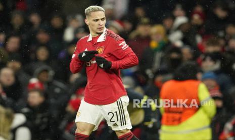 Pemain Manchester United  Antony melakukan selebrasi  setelah mencetak gol kedua timnya pada pertandingan sepak bola leg pertama babak 16 besar Liga Europa antara Manchester United dan Real Betis di stadion Old Trafford di Manchester, Jumat (10/3/2023) dini hari WIB. 