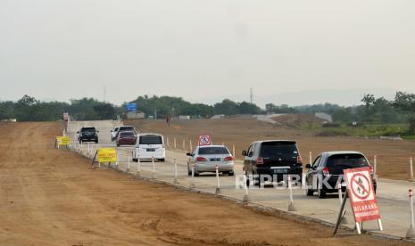 Kendaraan memanfaatkan Jalur Fungsional Jalan Tol Solo-Jogja di Sawit, Boyolali, Jawa Tengah, Ahad (16/4/2023). Jumlah Pemudik yang melewati Tol Fungsional Solo-Yogyakarta meningkat signifikan.