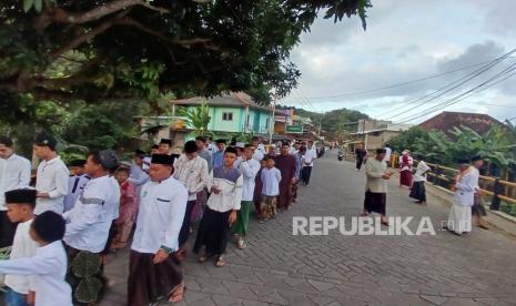 Ratusan warga dan santri di Pulau Bawean, Gresik membaca burdah keliling untuk menyambut Tahun Baru Islam 1 Muharram 1446 Hihriyah. Tradisi burdah keliling ini dilakukan di Dusun Daun Timur, Desa Daun, Kecamatan Sangkapura, Sabtu (6/7/2024).