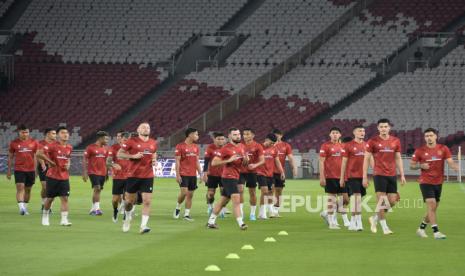 Pemain timnas Indonesia mengikuti sesi latihan di Stadion Gelora Bung Karno, Senayan, Jakarta, Ahad (18/6/2023). Sesi latihan yang dipimpin langsung pelatih Indonesia Shin Tae Yong itu digelar jelang laga FIFA Matchday melawan Argentina pada Senin (19/6/2023).