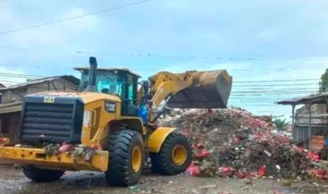 DLHK Depok Angkut Ratusan Ton Sampah yang Menggunung di Pasar Kemiri Depok