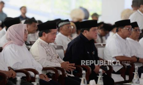 Menteri BUMN Erick Thohir (tengah) bersama Direktur Utama BSI Hery Gunardi (kedua kiri) dan Direktur Utama PT ASDP Indonesia Ferry (Persero) Ira Puspadewi (kiri) menghadiri peresmian Masjid BSI Bakauheni di kawasan Bakauheni Harbour City, Lampung, Sabtu (18/3/2023). PT Bank Syariah Indonesia Tbk (BSI) membangun Masjid BSI Bakauheni berkapasitas 2.000 jamaah sebagai salah satu upaya Kementerian BUMN dan BSI dalam mendorong pariwisata di Sumatera khususnya Provinsi Lampung.