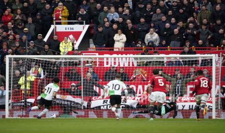 Pertandingan Liga Primer Inggris yang mempertemukan Manchester United dan Liverpool di Stadion Old Trafford, Manchester, pada musim lalu.