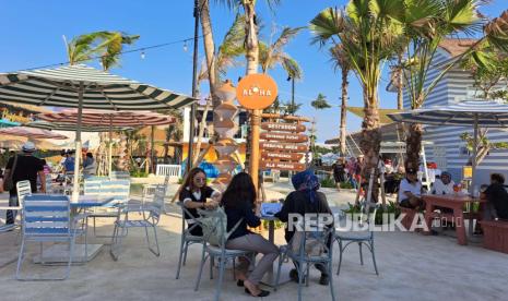 Suasana destinasi wisata kuliner tepi laut Aloha PIK di Pantai Pasir Putih Pantai Indah Kapuk (PIK) 2, Tangerang, Banten. 