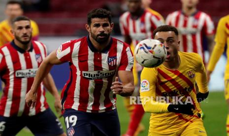  Striker Atletico Diego Costa (kiri) beraksi melawan bek Barcelona Serginho Dest (kanan) pada pertandingan sepak bola LaLiga Spanyol antara Atletico de Madrid dan FC Barcelona di stadion Wanda Metropolitano di Madrid, Spanyol, 21 November 2020.