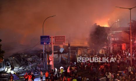 Petugas berusaha memadamkan kebakaran yang terjadi di Pasar Gembrong, Jakarta Timur, Ahad (25/4). Sedikitnya 14 mobil pemadam kebakaran diterjunkan untuk memadamkan api yang membakar sejumlah bangunan pertokoan dan rumah warga di Pasar Gembrong.