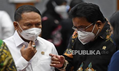 Menteri Pemuda dan Olahraga (Menpora) Zainudin Amali (kiri) 