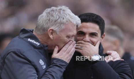 Pelatih West Ham United David Moyes (kiri) berbicara dengan pelatih Arsenal Mikel Arteta,