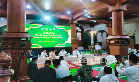 Dewan Masjid Indonesia (DMI) Kota Malang bersama Pemerintah Kota (Pemkot) Malang, Kemenag Kota Malang dan UIN Maulana Malik Ibrahim meluncurkan program Family Corner Berbasis Masjid di Masjid Agung Jami Kota Malang, Senin (28/8/2023). 