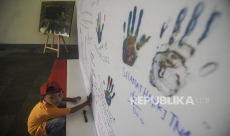 Seorang anak memberikan cap tangan pada spanduk di Museum Kebangkitan Nasional, Jakarta, Jumat (20/5/2022). Museum Kebangkitan Nasional menggelar acara Bulan Kebangkitan Nasional bertajuk Mas[s]a Bangkit yang memamerkan lukisan dan instalasi seni dari seniman serta anak berkebutuhan khusus dalam rangka memperingati Hari Kebangkitan Nasional ke-114. Republika/Putra M. Akbar