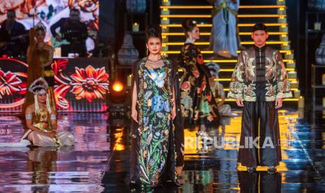 Model memperagakan busana karya desainer Indonesia Denny Wirawan saat acara Gala Fashion Night : Wanita Indonesia Mandiri di Rama Shinta Garden Resto, Prambanan, Sleman, D.I Yogyakarta, Senin (24/6/2024). Acara yang menampilkan peragaan busana, musik serta tari dan dihadiri 300 tamu undangan wanita yang merupakan nasabah utama aktif segmen Prioritas dan Private itu menjadi bentuk dukungan Bank Mandiri terhadap kreativitas anak bangsa. 