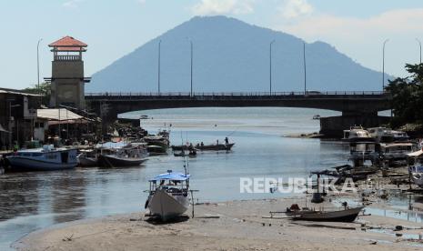 Kondisi Daerah Aliran Sungai (DAS) Tondano saat air laut surut di Manado, Sulawesi Utara, Senin (12/7/2021). Kementerian Pekerjaan Umum dan Perumahan Rakyat (PUPR) menyiapkan tanggul pengendali banjir guna mengurangi risiko bencana alam di Manado, Sulawesi Utara.