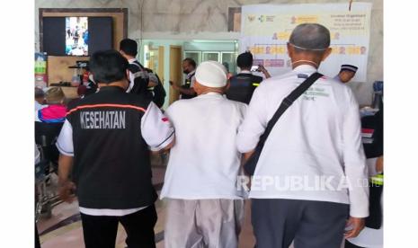 Jamaah haji lansia dan sakit di ruang tunggu Kantor Kesehatan Haji Indonesia (KKHI) Makkah.