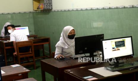 Masih Ada Sekolah tak Patuhi Prokes. Foto:   Siswa SMP bersiap menjalani ujian Asesmen Nasional (AN) di SMPN 2 Yogyakarta, Rabu (7/4). Sebanyak 240 siswa mengikuti Asesmen Nasional sebagai pengganti Ujian Nasional. Waktu ujian dibagi ke dalam dua sesi. Dan dijalankan dengan protokol kesehatan Covid-19 ketat. Ada 16 sekolah menengah pertama negeri di Yogyakarta yang menggelar AN dengan tatap muka.