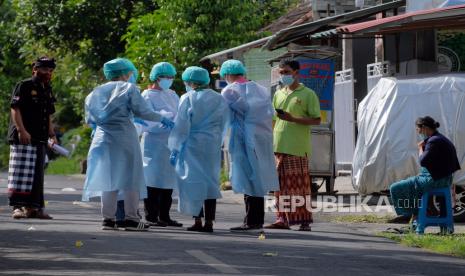 Petugas kesehatan mendata warga yang terpapar COVID-19 dan melakukan isolasi mandiri di Banjar Terunasari, Desa Dauh Puri Kaja, Denpasar, Bali, Kamis (1/7/2021). Satgas COVID-19 menerapkan PPKM Mikro secara ketat di kawasan tersebut menyusul 20 warga setempat dinyatakan positif COVID-19 setelah melakukan tes usap PCR yang diikuti 43 warga pada Selasa (29/6). 