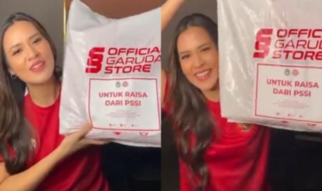 Penyanyi Raisa Andriana dapat bingkisan spesial dari PSSI