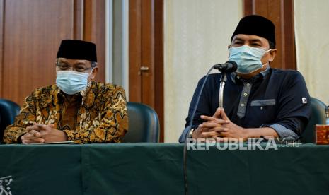 PBNU Bersyukur atas Terbitnya Perpres Pendanaan Pesantren. Foto ilustrasi: Ketua Umum Pengurus Besar Nahdlatul Ulama (PBNU) Said Aqil Siroj (kiri) didampingi Sekjen PBNU Helmy Faishal Zaini (kanan) saat menyampaikan konferensi pers di gedung PBNU, Jakarta, Selasa (2/3). PBNU mengapresiasi langkah pemerintah yang mencabut lampiran Peraturan Presiden (Perpres) Nomor 10 Tahun 2021 tentang Bidang Usaha Penanaman Modal yang mengatur soal investasi minuman keras. Republika/Thoudy Badai