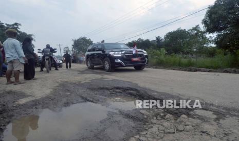 Mobil dinas Presiden Joko Widodo melintas di jalan yang rusak saat meninjau jalan rusak di Kampung Rama Nirwana, Seputih raman, Lampung Tengah, Lampung, Jumat (5/5/2023). Presiden Jokowi mengucurkan dana Rp800 miliar untuk memperbaiki jalan rusak di Provinsi Lampung. ANTARA FOTO/Ardiansyah/aww.