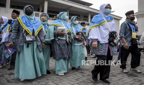 Ilustrasi calon jamaah haji. Jamaah haji berjalan menuju bus saat pelepasan di Markas Kepolisian Daerah (Mapolda) Jawa Barat, Jalan Soekarno Hatta, Kota Bandung, Jumat (17/6/2022). Bupati Mojokerto Ingatkan Calon Jamaah Haji Penyebaran Covid-19