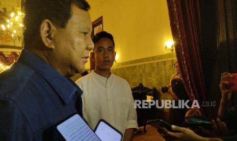 Menhan Prabowo Subianto usai makan malam bersama Wali Kota Solo Gibran Rakabuming Raka di Loji Gandrung, Kota Solo, Jawa Tengah, Selasa (24/1/2023).