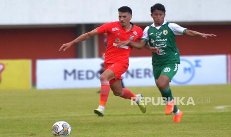 Bek tengah Borneo FC Silverio (kiri). 