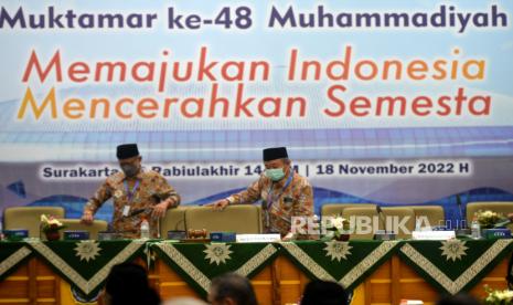 Ketua Umum PP Muhammadiyah Haedar Nashir (kiri) bersama Sekretaris Umum PP Muhammadiyah Abdul Muti bersiap menutup Tanwir Muhammadiyah usai pemungutan suara di Auditorium Muhammad Djazman, Universitas Muhammadiyah Surakarta, Sukoharjo, Jawa Tengah, Jumat (18/11/2022). Muhammadiyah Dorong Reformasi Sistem Pemilu 2024