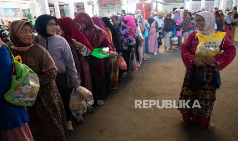 Warga mengantre untuk membeli beras medium program Stabilisasi Pasokan dan Harga Pangan (SPHP) Bulog dalam operasi pasar murah di Pasar Mranggen, Demak, Jawa Tengah, Selasa (28/2/2023). Kegiatan yang diadakan Pemkab Demak melalui Dinas Perdagangan, Koperasi dan Usaha Kecil Menengah (Dindagkopukm) Kabupaten Demak berkoordinasi dengan Bulog Kantor Cabang Semarang itu menjual minyak goreng jenis minyakita sebanyak 800 liter seharga Rp14 ribu per liter dan 400 karung beras medium SPHP Bulog seharga Rp42.500 per karung (5Kg), sebagai upaya mengendalikan harga minyak goreng dan beras di pasaran yang mulai mengalami kenaikan jelang Ramadhan. 