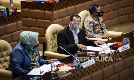 Menteri Perhubungan Budi Karya Sumadi (tengah) bersama Kakorlantas Polri Irjen Pol Istiono (kanan), dan Sekjen Kementerian PUPR Anita Firmanti Eko Susetyowati (kiri) mengikuti rapat kerja/rapat dengar pendapat dengan Komisi V DPR.