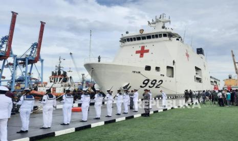 Defence Minister Prabowo Subianto gave a press statement after removing KRI dr. Radjiman Wedyodiningrat-992 carrying humanitarian aid from Indonesians to Gazans, at Kolinlamil Pier, North Jakarta, Thursday (18/1/2024).