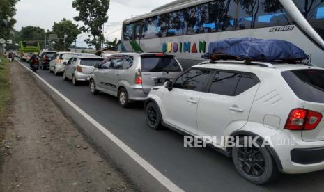 Lalu lintas padat merayap di daerah Limbangan, Kabupaten Garut, Sabtu (6/4/2024). Kondisi tersebut disebabkan adanya keramaian pasar jelang Lebaran. Diprediksi volume kendaraan pada arus mudik lebaran di jalur selatan akan meningkat pada sore hingga malam hari. 