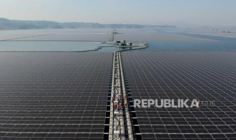 Teknisi memeriksa solar panel pada proyek PLTS Terapung di Waduk Cirata, Kabupaten Purwakarta, Jawa Barat, Selasa (26/9/2023). 