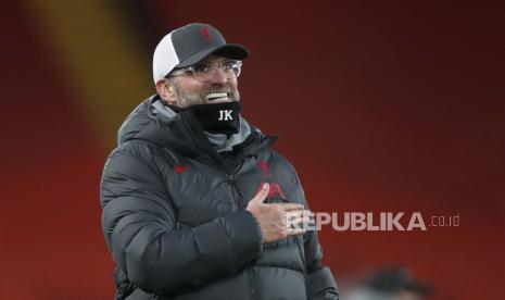 Manajer Liverpool Jurgen Klopp merayakan kepada para penggemar setelah berakhirnya pertandingan sepak bola Liga Premier Inggris antara Liverpool dan Tottenham Hotspur di Anfield di Liverpool, Inggris, Rabu, 16 Desember 2020. Liverpool memenangkan pertandingan 2-1. 