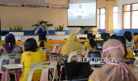 Pengajar memberikan pelatihan  kepada sejumlah guru di salah satu sekolah  (Ilustrasi)