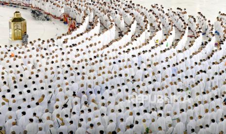 Siaran Langsung Ibadah Dari Masjid Arab Saudi Selama Ramadhan Dilarang. Foto: Otoritas Saudi mencopot stiker di tanah yang menunjukkan posisi jarak sosial, di Masjidil Haram Makkah , Arab Saudi, pada 6 Maret 2022. Jarak sosial ditetapkan pada 2020 dan bagian dari tindakan COVID-19.