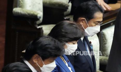 Perdana Menteri Jepang Fumio Kishida, kanan, menghadiri sesi pembukaan sesi luar biasa di majelis rendah parlemen Rabu, 3 Agustus 2022, di Tokyo.