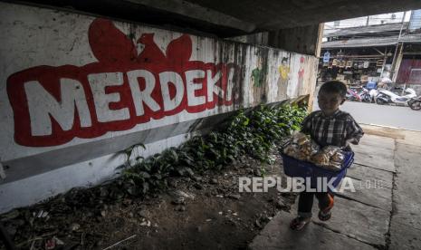 Akbar (9) bersiap menjual makanan ringan di kawasan Pondok Bambu, Jakarta, Rabu (23/7). Peringatan Hari Anak Nasional 2020 yang mengusung tema Anak Indonesia Gembira di Rumah itu berbanding terbalik dengan yang harus dijalani Akbar. Akbar yang merupakan anak yatim dan belum mendapatkan kesempatan mengenyam pendidikan itu harus berjualan membantu neneknya untuk menghidupi kelima saudaranya. Republika/Putra M. Akbar